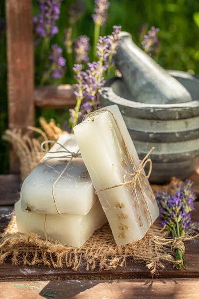 Ekologisk och handgjord lavendel tvål insvept i en sträng — Stockfoto