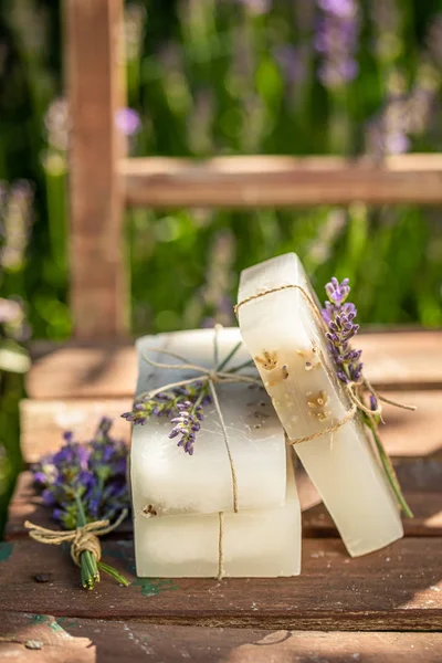 Fukt och naturlig lavendel tvål insvept i en sträng — Stockfoto