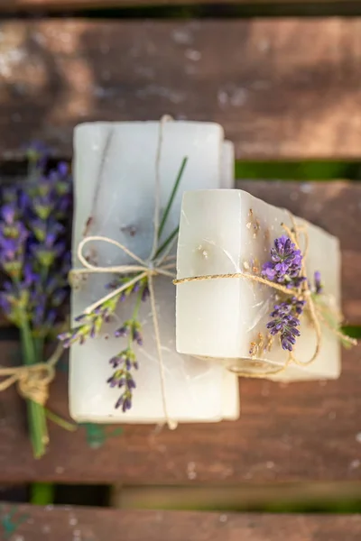 Naturlig och fukt lavendel tvål bra för huden — Stockfoto