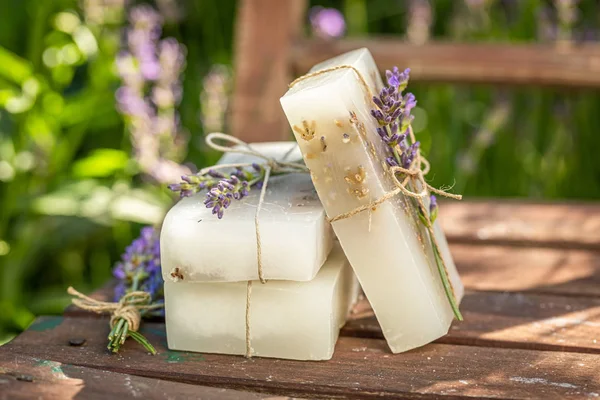 Handgjord och aromatisk lavendel tvål gjord på färska ingredienser — Stockfoto