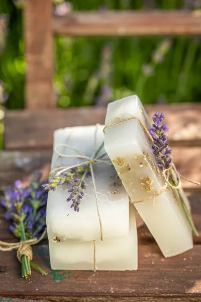 Aromatisk och ekologisk lavendel tvål insvept i en sträng — Stockfoto