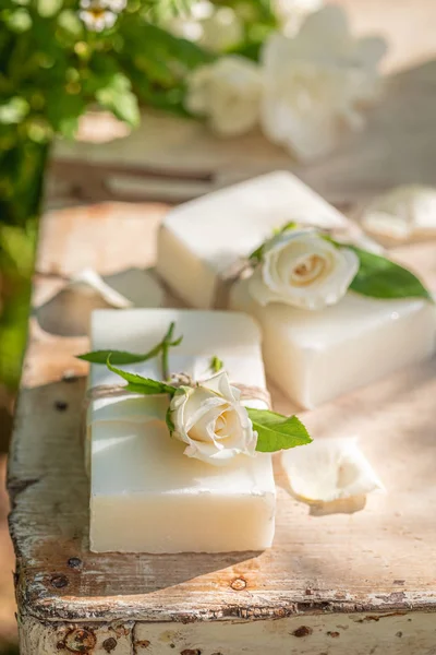 Handmade and aromatic rose soap made of fresh flowers — Stock Photo, Image