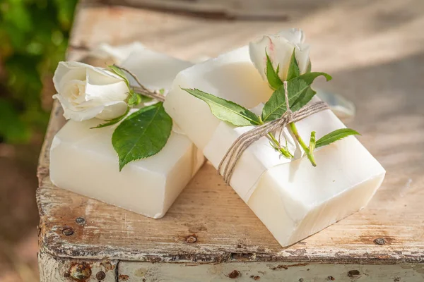 Delikat och väldoftande Rosen tvål gjord på färska blommor — Stockfoto