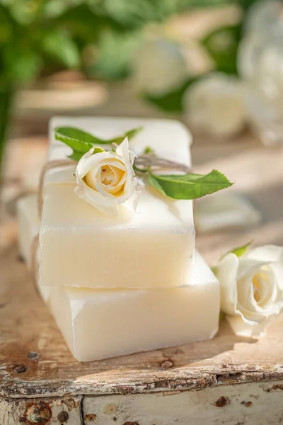 Aromatisk och ekologisk Rosen tvål gjord på färska blommor — Stockfoto