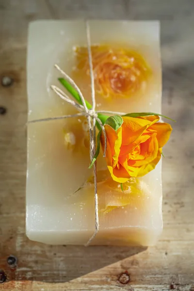 Nedvesség és természetes Rózsa szappan, frissen készült virágok — Stock Fotó