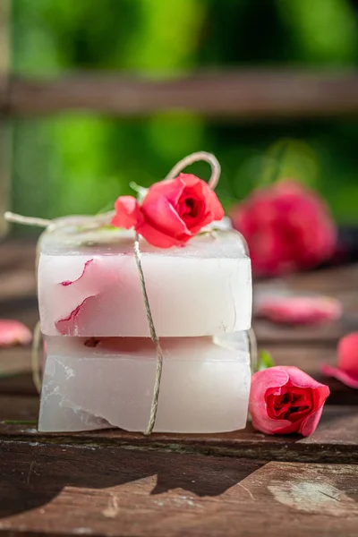 Handgjord och aromatisk Rosen tvål insvept i en sträng — Stockfoto