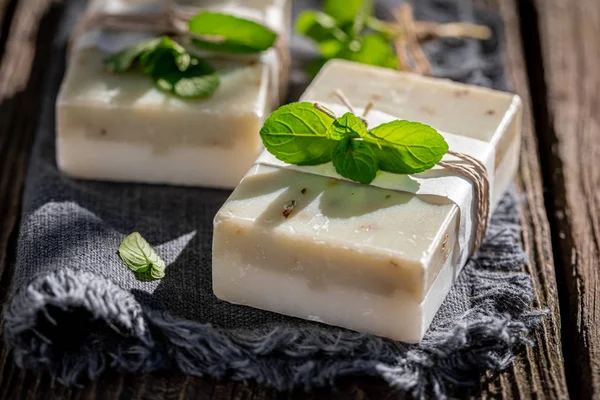 Jabón de menta saludable y natural hecho de hierbas frescas —  Fotos de Stock