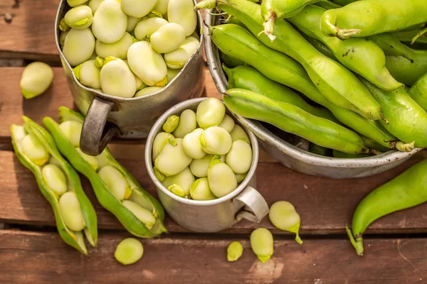 Topputsikt över bondbönor på gammal trästol — Stockfoto