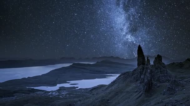 Γαλαξίας πάνω από τον παλιό άνθρωπο του Storr τη νύχτα, Σκωτία, Ηνωμένο Βασίλειο — Αρχείο Βίντεο