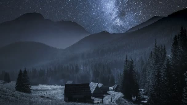 Mléčná cesta přes údolí Chocholowska v noci, Tatra Mountains, Polsko — Stock video