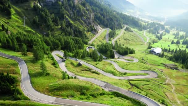 Prachtige kronkelende weg in Passo Gardena, Dolomieten, bovenaanzicht — Stockvideo