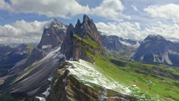 Erster Schnee auf der Seceda in Südtirol, Dolomiten, Luftaufnahme — Stockvideo