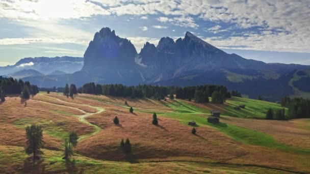 Fantastisk soluppgång i Alpe di Siusi på sommaren, utsikt från luften — Stockvideo