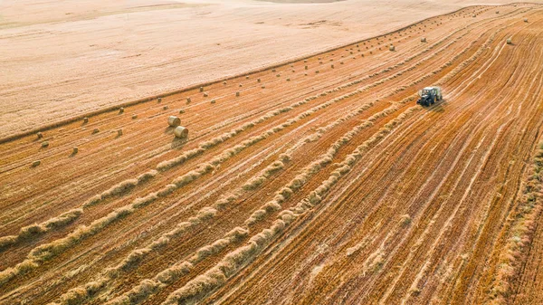 Sahada yuvarlak saman ile traktörhavadan görünümü — Stok fotoğraf