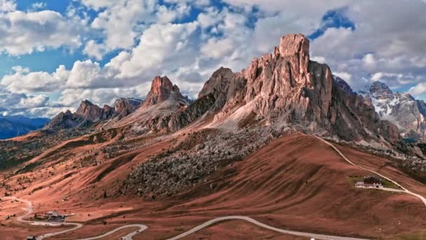 Vista aérea de Passo Giau en Dolomitas en otoño, Italia — Vídeos de Stock