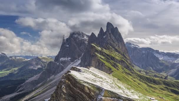 První sníh na Seceda v Jižním Tyrolsku, timut, Dolomity — Stock video