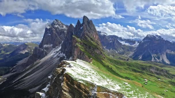 Flygbild över Seceda Peak i Sydtyrolen, Dolomiterna — Stockvideo