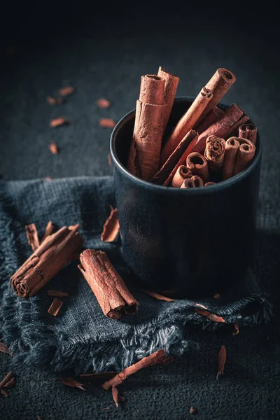 Closeup of aromatic cinnamon sticks as rustic background — Stock Photo, Image