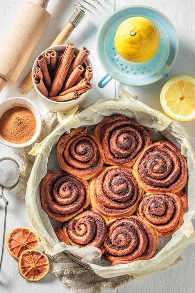 Smaker kanelboller som svensk julegave. . – stockfoto