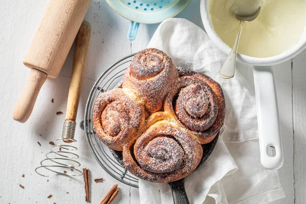 Freshly baked cinnamon buns made of butter and sugar — Stock Photo, Image