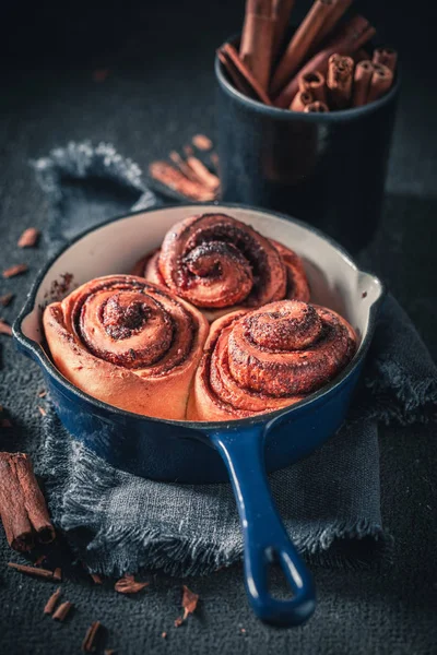 Deilige kanelboller som svensk klassisk dessert. – stockfoto