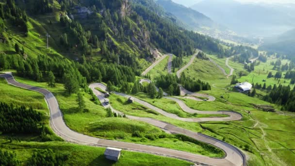 Passo Gardena 'daki dolambaçlı yol manzarası, Dolomitler — Stok video