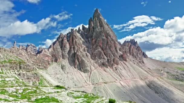 Areal utsikt över Monte Paterno i Dolomiterna i solig dag — Stockvideo