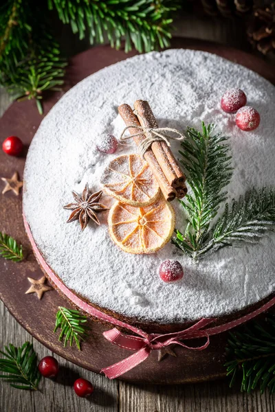 Pastel de semillas de amapola dulce para Navidad en plato rústico — Foto de Stock