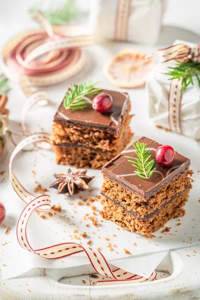 Zelfgemaakte en zoete Gingerbread cake voor Kerstmis met kleine cadeautjes — Stockfoto