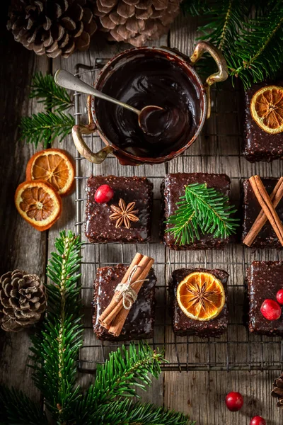 Lekkere en zoete Gingerbread kubussen voor Kerstmis op rustieke dienblad — Stockfoto