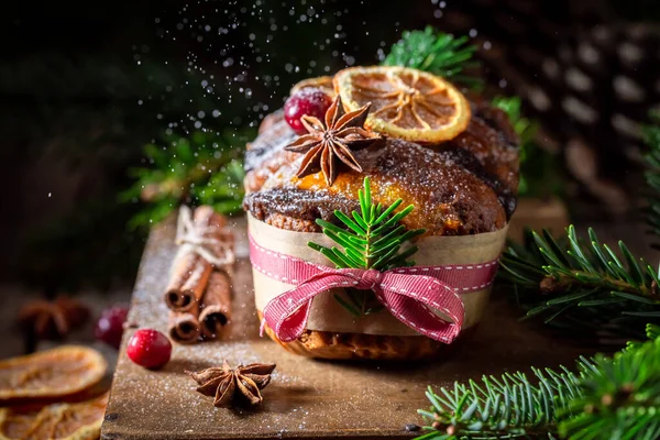 Vallende poedersuiker op sinaasappelpeperkoek voor Kerstmis — Stockfoto