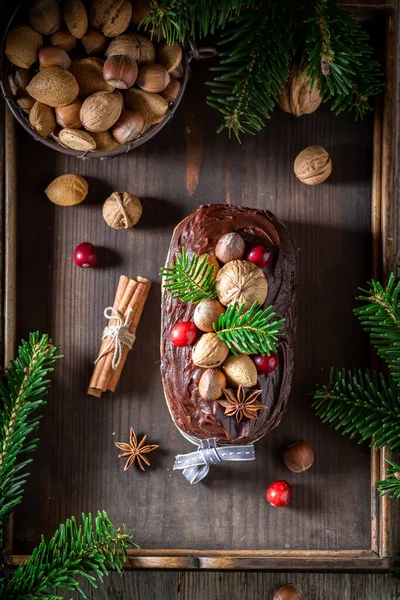 Bovenaanzicht van peperkoek noten voor Kerstmis versierd met sparren — Stockfoto