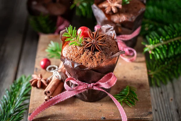 Lekkere en zelfgemaakte peperkoek muffin voor Kerstmis op houten doos — Stockfoto