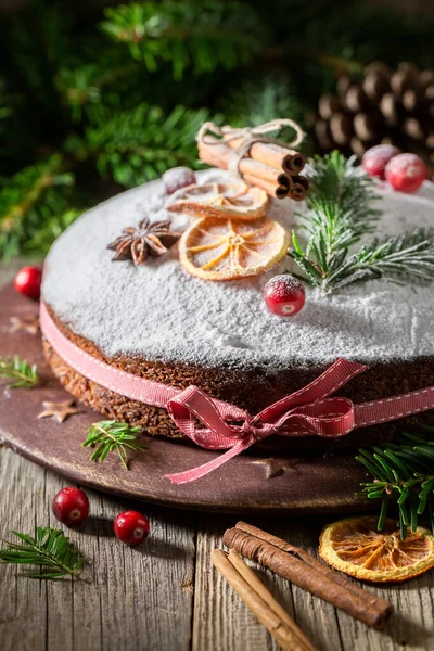 Sabroso pastel de semillas de amapola para Navidad en plato rústico — Foto de Stock