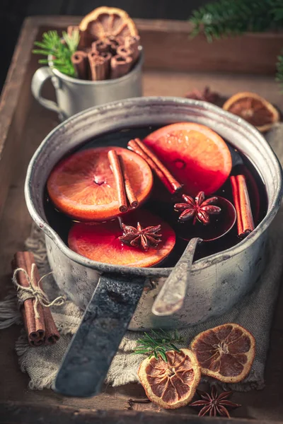 Hemlagat och rustikt glögg på rustikt bord — Stockfoto