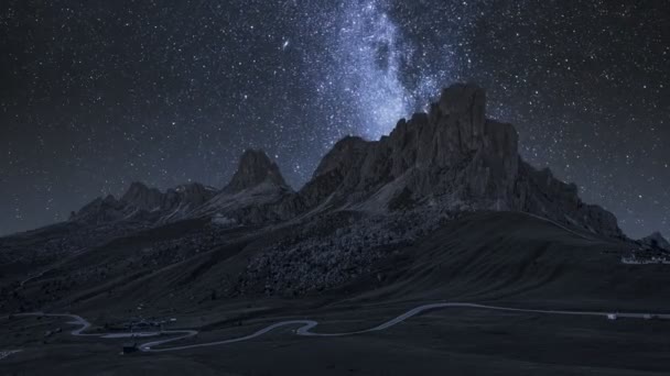 Passo Giau e millky maneira à noite, Dolomitas, timelapse — Vídeo de Stock