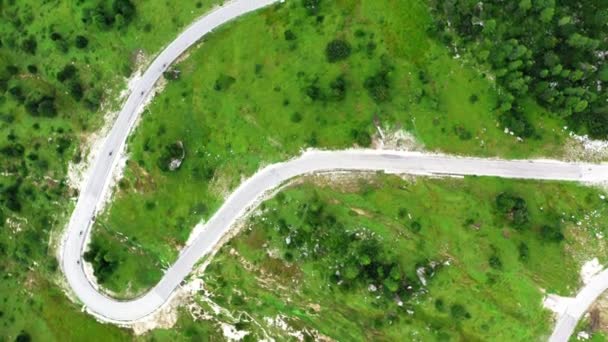 Vista superior da estrada sinuosa em Passo Falazarego, Dolomites — Vídeo de Stock