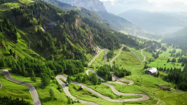 Impresionante camino sinuoso en Passo Gardena, vista areal, Dolomitas — Vídeo de stock