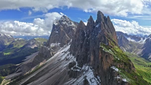 Seceda κορυφή στο Νότιο Τιρόλο, εναέρια άποψη, Δολομίτες — Αρχείο Βίντεο