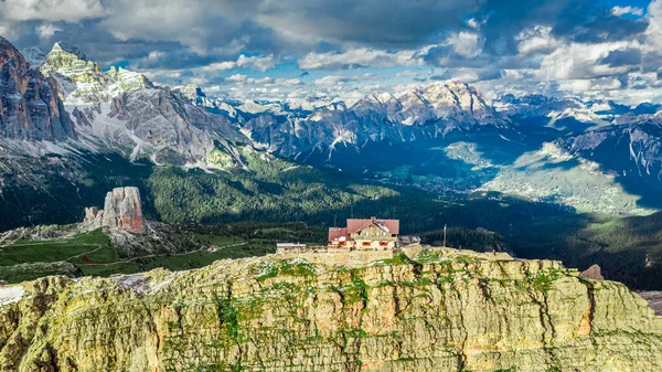 Mountain shelter nuvolau nära Passo Giau, Dolomiter, antenn utsikt — Stockfoto