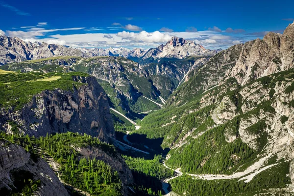 Vista maravilhosa para o vale em Tre Cime di Lavaredo, Dolomites — Fotografia de Stock