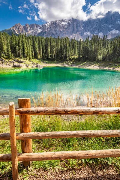 Turkusowe jezioro górskie Carezza w Dolomitach, Włochy — Zdjęcie stockowe