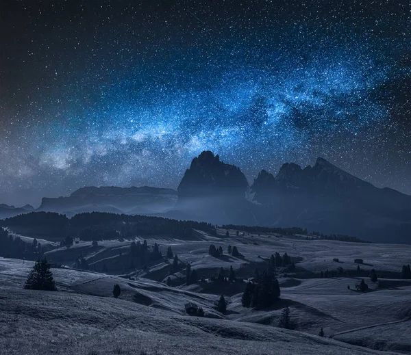 Milky way over Alpe di Siusiin Dolomites, Italy — Stock Photo, Image