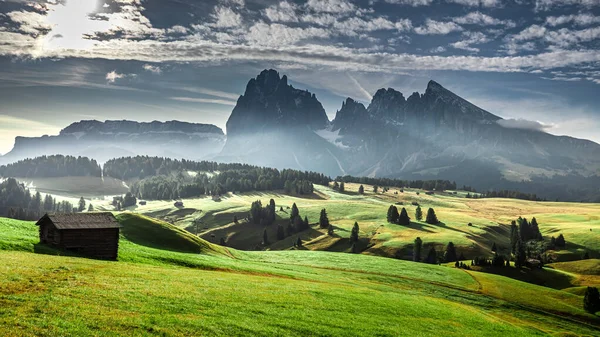 Mglisty wschód słońca w Alpe di Siusi, Dolomity, widok z powietrza — Zdjęcie stockowe