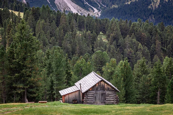 Mała chatka w lesie niedaleko Passo delle Erbe, Dolomity — Zdjęcie stockowe