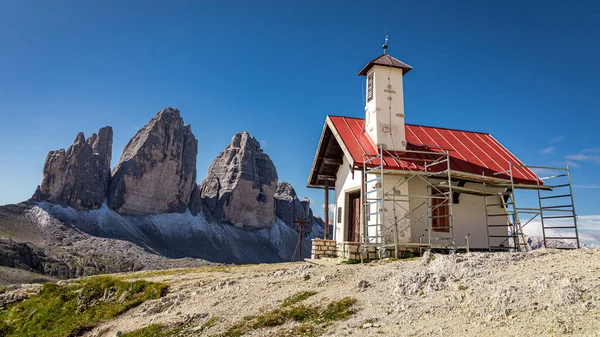 Impressionante Tre Cime picos e Chiesetta Alpina, Dolomites, Itália — Fotografia de Stock