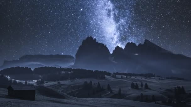 夜晚的Alpe di Siusi和Milky way, Dolomites,时间流逝了 — 图库视频影像