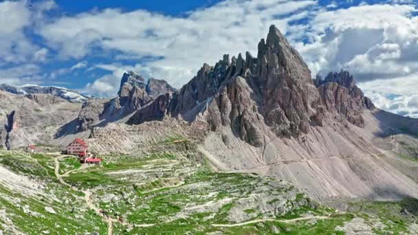 Vista aérea de Monte Paterno em Dolomitas ensolaradas, Itália — Vídeo de Stock