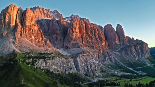 Passo Jardim e Val de Setus pico ao pôr do sol, Dolomitas — Vídeo de Stock