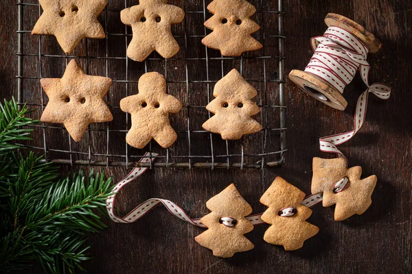 Słodki piernik ciasteczkowy łańcuch jako dekoracja na Boże Narodzenie — Zdjęcie stockowe